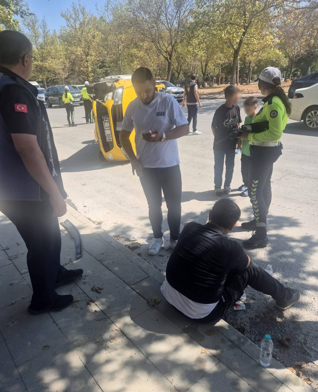Konya'da 2 araç çarpıştı: Ticari taksi devrildi! 3